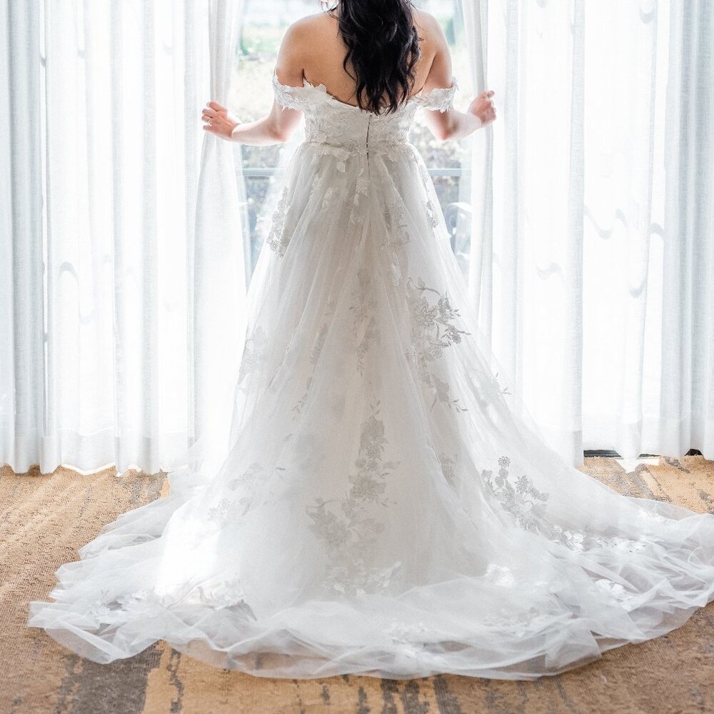 Madi Lane Elora Wedding Dress (Size 8)